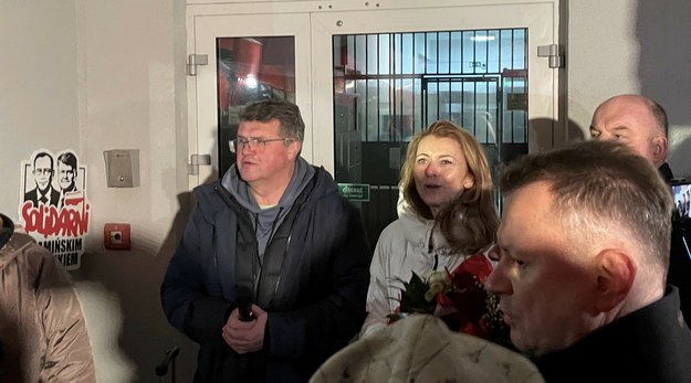 Maciej Wąsik z żoną Romą przed zakładem karnym w Przytułach Starych /Jaroslaw Sender /East News