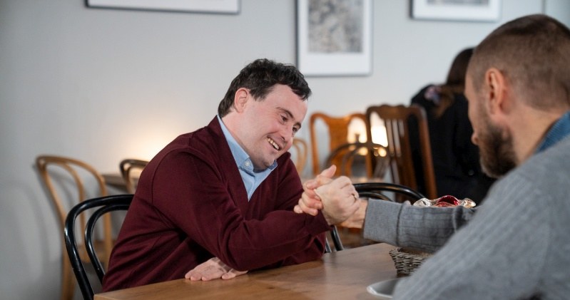 Maciek będzie dawał Markowi pieniądze /Źródło: AIM