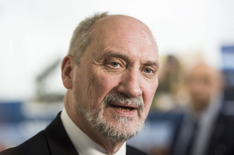 Macierewicz: Celem rosyjskich prowokacji jest podzielenie NATO /Wiktor Dabkowski    /PAP