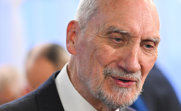 Macierewicz dopuścił się zdrady dyplomatycznej? Zawiadomienie w prokuraturze