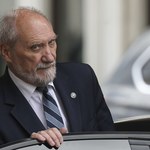 Macierewicz miał ukryć część dowodów ws. Smoleńska. Dziennikarze ujawniają
