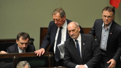 "Macierewicz musi odejść". Wniosek o wotum nieufności złożony