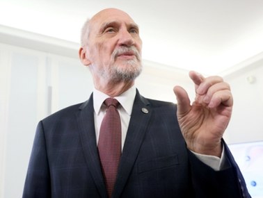 Macierewicz o raporcie Kosiniaka-Kamysza: Polacy mają nie znać prawdy