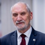 Macierewicz odpowie za wykroczenia drogowe? Komisja podjęła decyzję