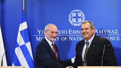 Macierewicz w Grecji. "Polska zdecydowała się przekazać 1000 zestawów medycznych dla uchodźców"