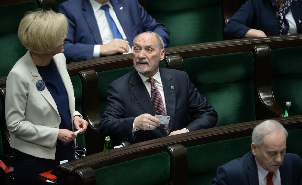 Macierewicz w podkomisji - pytania bez odpowiedzi