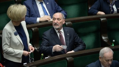 Macierewicz w podkomisji - pytania bez odpowiedzi