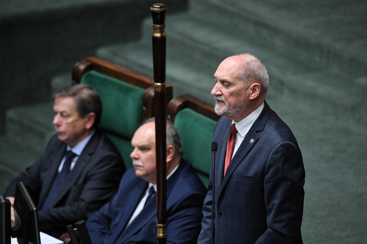 Macierewicz: Wiemy, jaką cenę płacimy za porozumienia Okrągłego Stołu oraz dokąd prowadzi gender