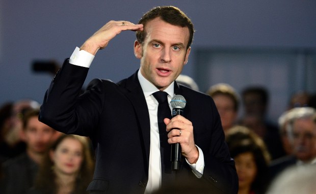 Macron będzie chciał udobruchać prezydenta Dudę i premiera Morawieckiego 