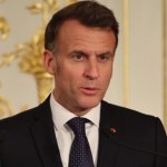 Emmanuel Macron Macron i nietypowy gest podczas konferencji prasowej. Internet oszalał na jego punkcie