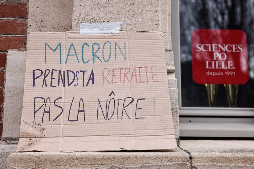 "Macron, idź po swoją emeryturę, nie naszą" - napis na jednym z transparentów / Samuel Boivin /AFP