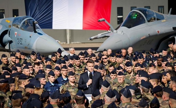 Macron mobilizuje siły do ochrony polskiej przestrzeni powietrznej