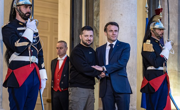 Macron po spotkaniu z Zełenskim zapowiada kolejne wsparcie militarne dla Ukrainy