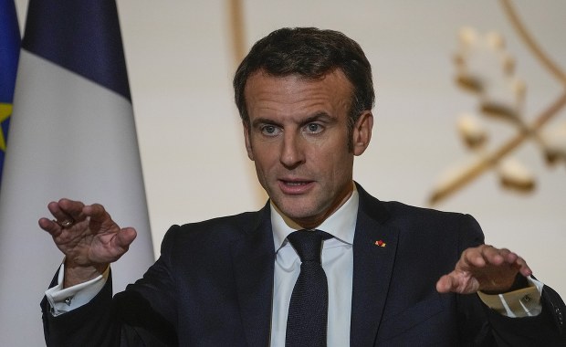 Macron: rosyjskie ataki na cywilną infrastrukturę na Ukrainie to zbrodnie wojenne