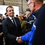 Macron składa hołd pamięci polskiego kierowcy, który zginął z powodu migrantów koło Calais