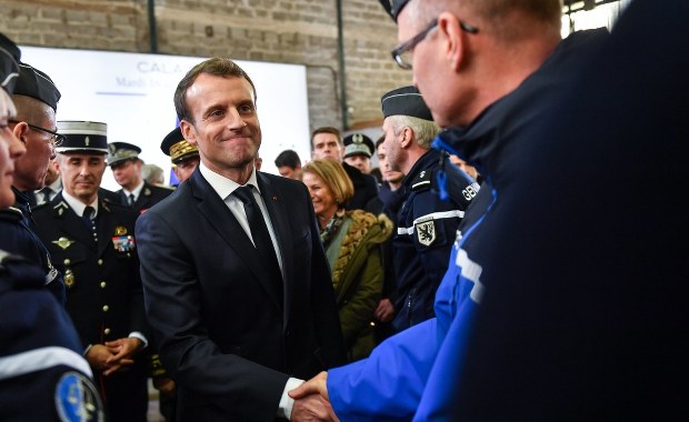 Macron składa hołd pamięci polskiego kierowcy, który zginął z powodu migrantów koło Calais