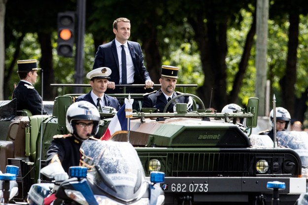 Macron w drodze na Grób Nieznanego Żołnierza /ETIENNE LAURENT /PAP/EPA