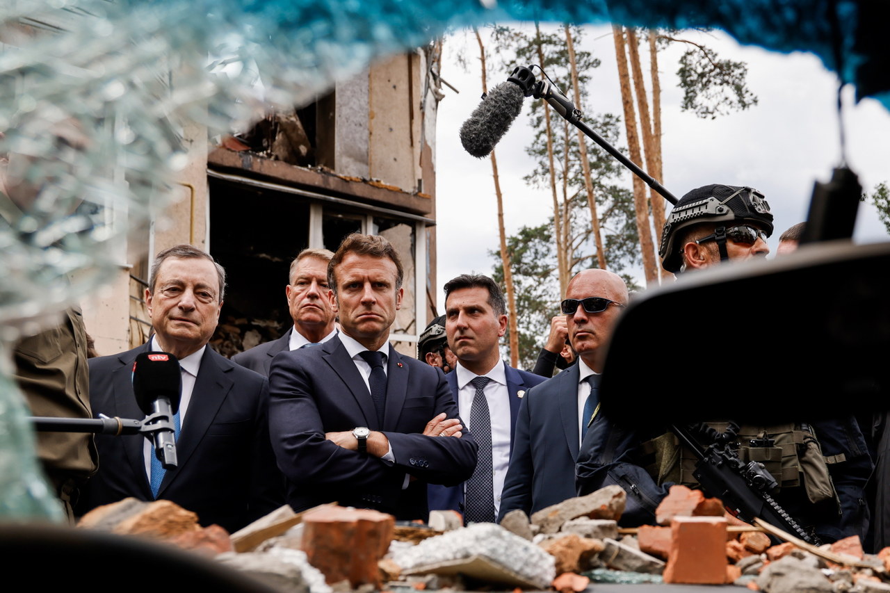 Macron w Irpieniu: Francja od pierwszego dnia stoi po stronie Ukrainy