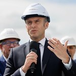 Macron w kasku i Francja przestawiająca się na tryb wojenny. "To nie jest łatwy temat"