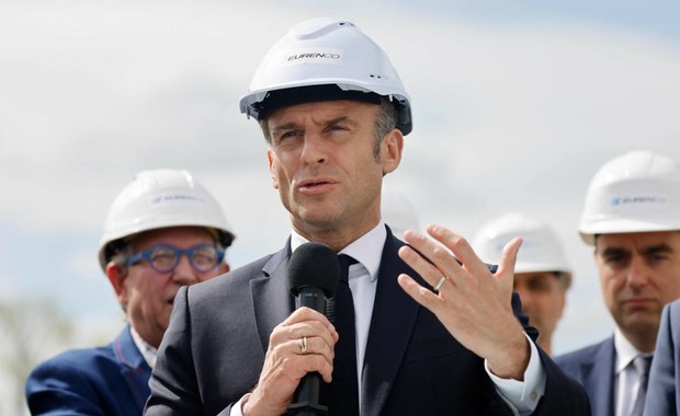 Macron w kasku i Francja przestawiająca się na tryb wojenny. "To nie jest łatwy temat"