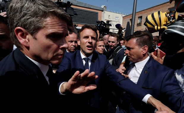 Macron zaatakowany pomidorami na targu. Ochroniarze użyli parasola