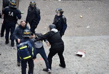 Macron zawiesił ochroniarza. "Nie będzie bezkarności"