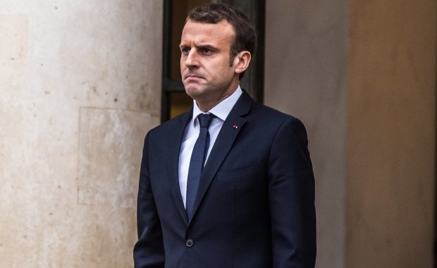 Macron zażywa kofeinę w pigułkach. Żona zaczyna mu „matkować”?