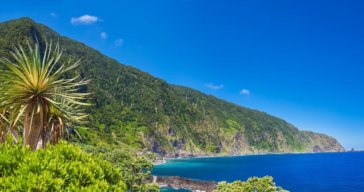 Madera to jedno z najlepszych miejsc na zimowy urlop w Europie. Leży na afrykańskiej płycie tektonicznej, lecz oficjalnie należy do Portugalii /materiały prasowe