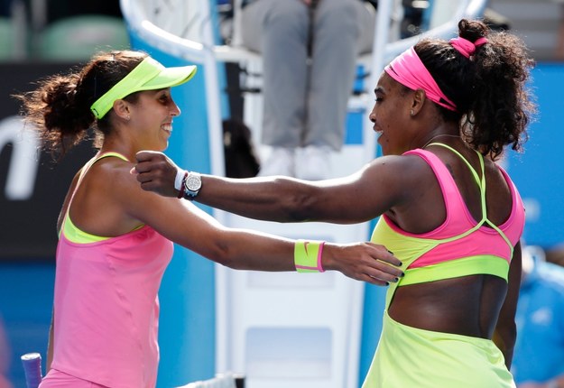 Madison Keys i Serena Williams dziękują sobie po meczu /BARBARA WALTON /PAP/EPA