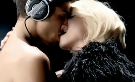 Madonna i Jesus Luz w klipie do "Celebration" /