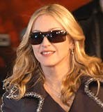 Madonna już chroni oczy przed greckim słońcem /AFP