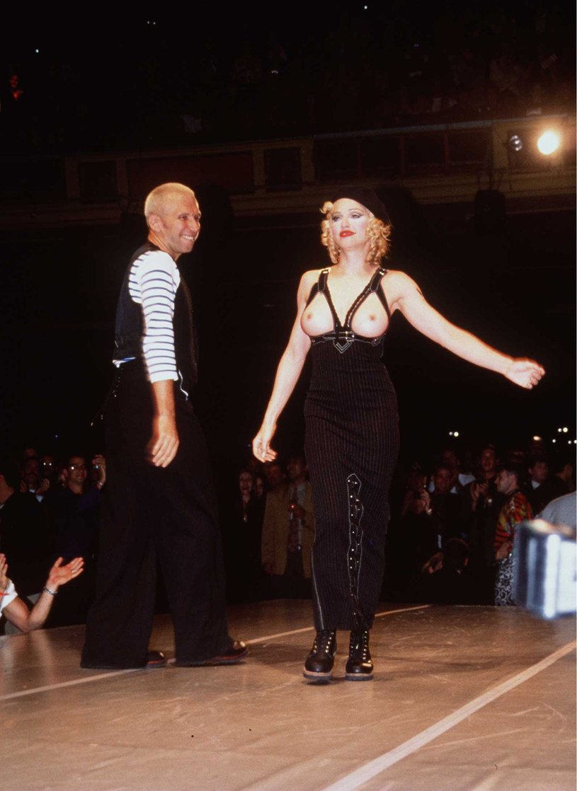 Madonna podczas pokazu Jean Paula Gaultier w 1992 roku, fot. Brenda Chase / Stringer /Getty Images