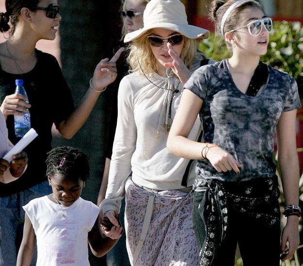 Madonna z córkami w Malawi - fot. Michelly Rall /Getty Images/Flash Press Media