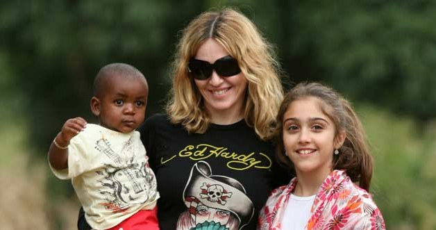 Madonna z dziećmi w Malawi w 2007 roku &nbsp; /Splashnews