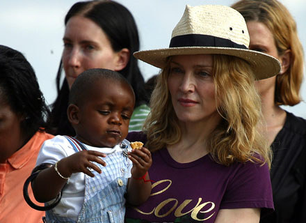 Madonna ze swoim adoptowanym synem Davidem Bandą /arch. AFP
