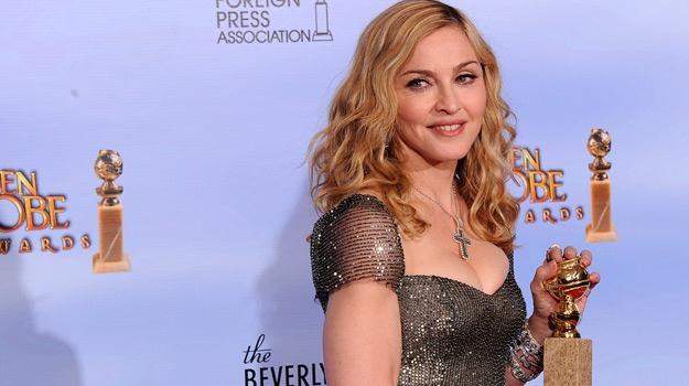 Madonna ze Złotym Globem, otrzymanym za promującą film "W.E."  piosenkę "Masterpiece" /AFP