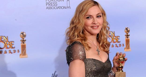 Madonna ze Złotym Globem, otrzymanym za promującą film "W.E."  piosenkę "Masterpiece" /AFP