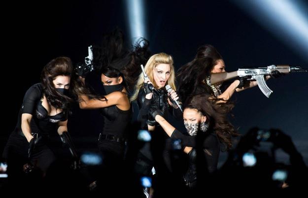 Madonny zabawy z bronią - fot. Willi Schneider / Rex Features /East News