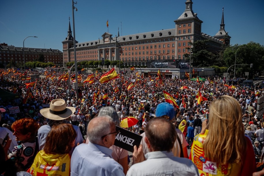 Madryt. Demonstracja wzywająca premiera Pedro Sancheza do rezygnacji ze stanowiska /Daniel Gonzalez /PAP/EPA