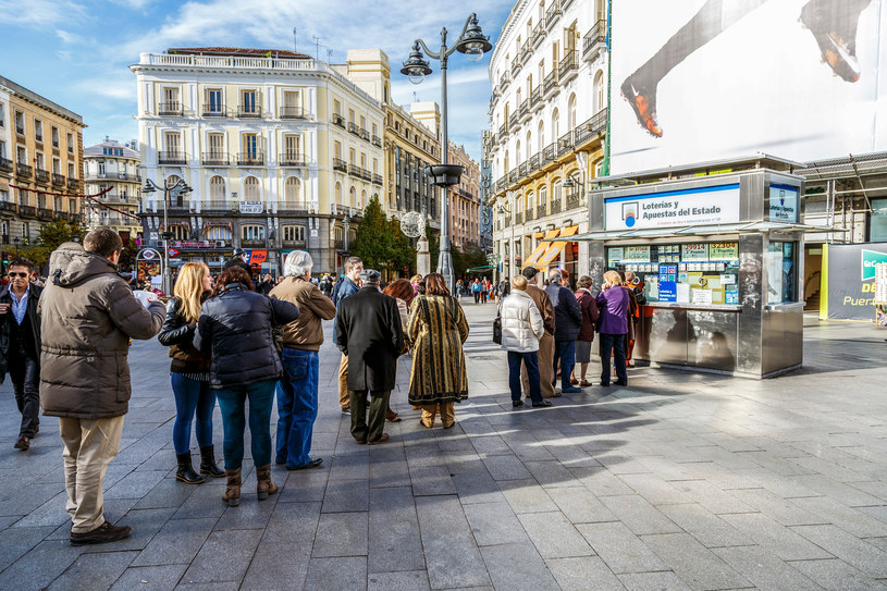 Madryt, Hiszpania. Kolejka po losy w Loterii Bożonarodzeniowej /123RF/PICSEL