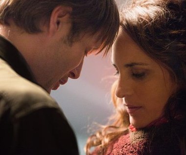 Mads Mikkelsen i Alexandra Rapaport w scenie z filmu "Polowanie"