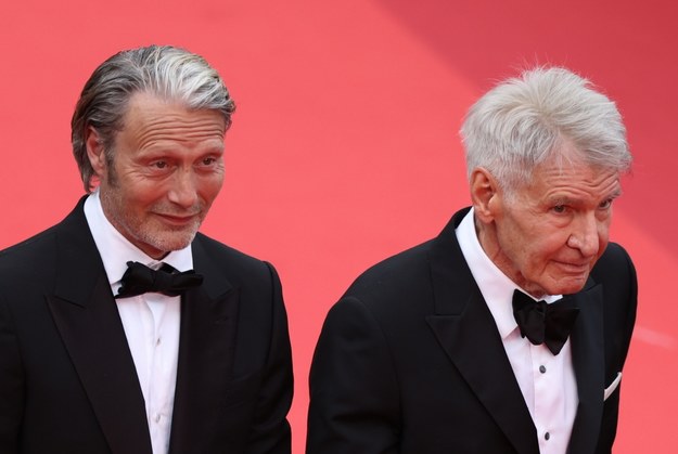 Mads Mikkelsen i Harrison Ford na czerwonym dywanie w Cannes /MOHAMMED BADRA /PAP/EPA