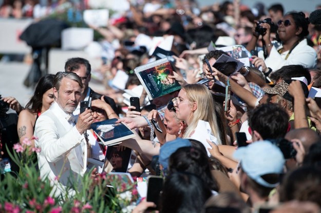 Mads Mikkelsen i tłumy fanów na festiwalu filmowym w Wenecji. 1 września 2023 rok. /Marechal Aurore/ABACA /East News