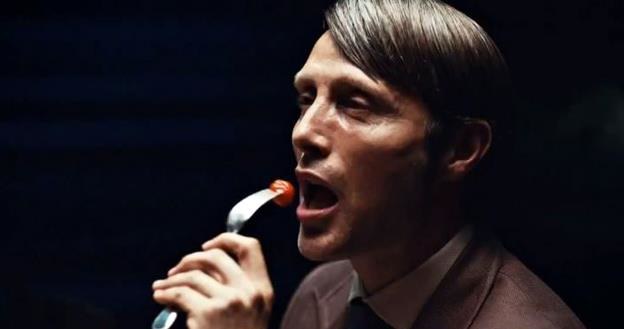 Mads Mikkelsen jako kulinarny wielbiciel ludzkich organów, doktor Hannibal Lecter /materiały prasowe