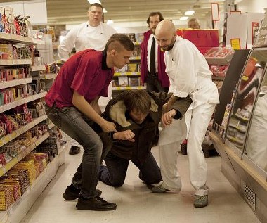 Mads Mikkelsen w scenie z filmu "Polowanie"