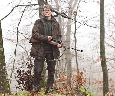 Mads Mikkelsen w scenie z filmu "Polowanie"
