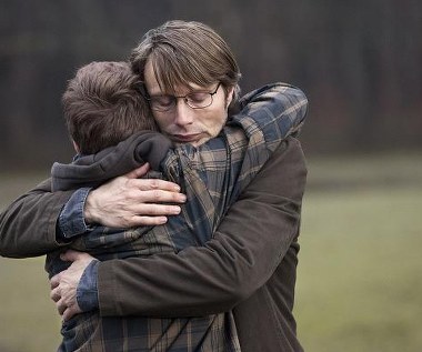 Mads Mikkelsen w scenie z filmu "Polowanie"