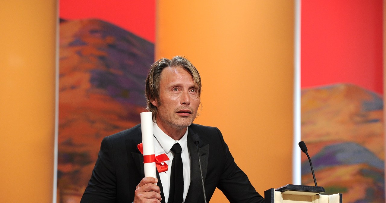 Mads Mikkelsen z nagrodą festiwalu w Cannes w 2012 roku /	Pascal Le Segretain / Staff /Getty Images