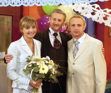 Madzia i Cezary to para narzeczeństwa, którym na razie nieśpieszno do ślubu. Mieszkają razem, ale muszą znaleźć środki na życie. Tata Magdy, Jerzy (Grzegorz Wons), jest dość bogaty i inwestuje w restaurację. Niedługo potem przekazuje ją we władanie młodej parze, ale ma połowę udziałów. 