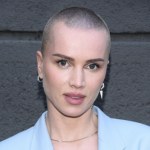 Maffashion zachwyca w fuksjowej sukience maxi. Ten kolor zdominuje wakacyjne stylizacje